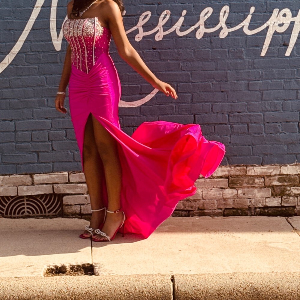 Portia & Scarlett 
Spring 2025 collection

Elegant Pink Strapless Dress